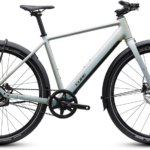 Cube Editor Hybrid Pro 400X FE Diamond er lavet til hverdagen i byen. Den er let, hurtig og meget praktisk. Det klassiske Diamond-stel giver cyklen et flot og stilrent look. Cyklen har en let Bosch Performance Line SX-motor. Motoren giver dig en god og naturlig hjælp på vejen. Den får strøm fra et 400Wh batteri. Batteriet sidder pænt gemt af vejen inde i det slanke stel. Cyklen har også det nye Shimano CUES-gearsystem med 10 gear. Det giver dig hurtige og glatte gearskift. Særlige højdepunkter: Bosch SX Motor & 400Wh Batteri: En let motor med god trækkraft. Batteriet er indbygget i stellet. Shimano CUES Gearsystem: Et slidstærkt system med 10 udvendige gear. Det skifter nemt og præcist. Fuldt Udstyret (FE): Leveres klar med lygter, skærme, støtteben og bagagebærer. Hydrauliske Skivebremser: Stopper cyklen hurtigt og sikkert. De virker godt i både tørt og vådt vejr. Stilrent Design: Skjulte kabler og et slankt stel giver et flot udtryk. Det beskytter også mod skidt. Cube Editor Hybrid Pro giver dig lav vægt, god motorkraft og praktisk udstyr. Den er det perfekte valg til dine daglige ture.