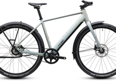 Cube Editor Hybrid Pro 400X FE Diamond er lavet til hverdagen i byen. Den er let, hurtig og meget praktisk. Det klassiske Diamond-stel giver cyklen et flot og stilrent look. Cyklen har en let Bosch Performance Line SX-motor. Motoren giver dig en god og naturlig hjælp på vejen. Den får strøm fra et 400Wh batteri. Batteriet sidder pænt gemt af vejen inde i det slanke stel. Cyklen har også det nye Shimano CUES-gearsystem med 10 gear. Det giver dig hurtige og glatte gearskift. Særlige højdepunkter: Bosch SX Motor & 400Wh Batteri: En let motor med god trækkraft. Batteriet er indbygget i stellet. Shimano CUES Gearsystem: Et slidstærkt system med 10 udvendige gear. Det skifter nemt og præcist. Fuldt Udstyret (FE): Leveres klar med lygter, skærme, støtteben og bagagebærer. Hydrauliske Skivebremser: Stopper cyklen hurtigt og sikkert. De virker godt i både tørt og vådt vejr. Stilrent Design: Skjulte kabler og et slankt stel giver et flot udtryk. Det beskytter også mod skidt. Cube Editor Hybrid Pro giver dig lav vægt, god motorkraft og praktisk udstyr. Den er det perfekte valg til dine daglige ture.